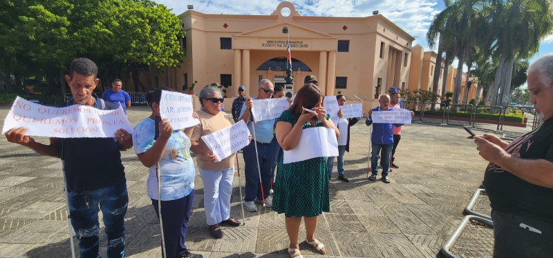Protestan frente al Palacio Nacional en demanda reapertura de centro para ciegos