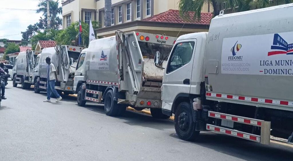 Alcaldía de Dajabón recibe cinco camiones recolectores en préstamo para mitigar crisis de basura
