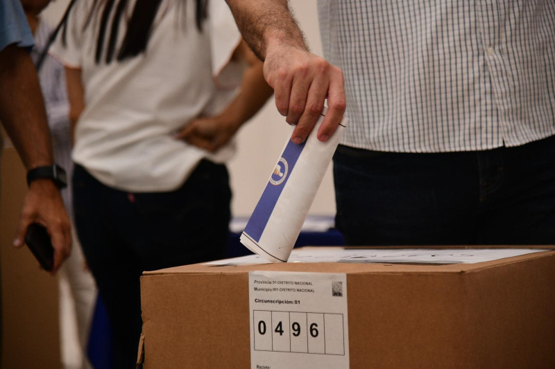 El debate entre consensos, extensiones y reclamos sacude la vida interna del PRM
