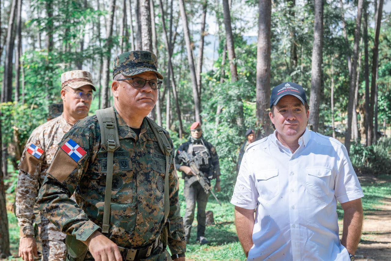 *Ministros de Defensa y de la Presidencia realizan recorrido estratégico por la frontera*