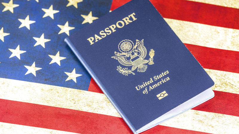 Estados Unidos revocará pasaportes a personas que tengan deuda de manutención infantil