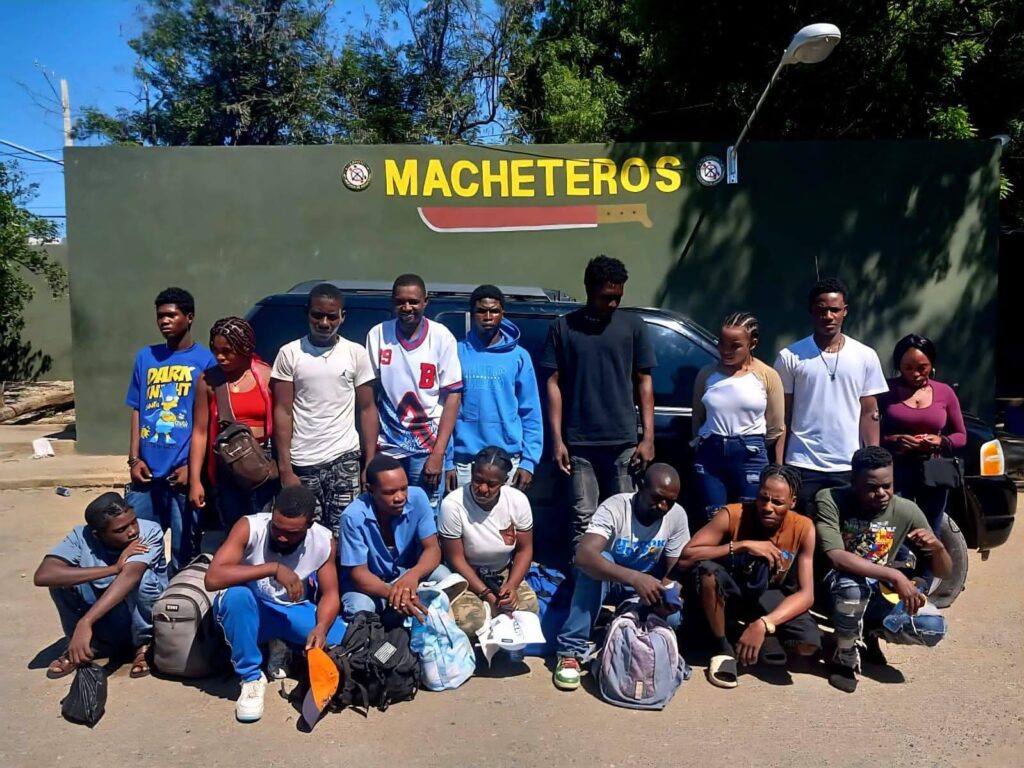 *Ejército intercepta jeepeta con 16 inmigrantes indocumentados en Mao*