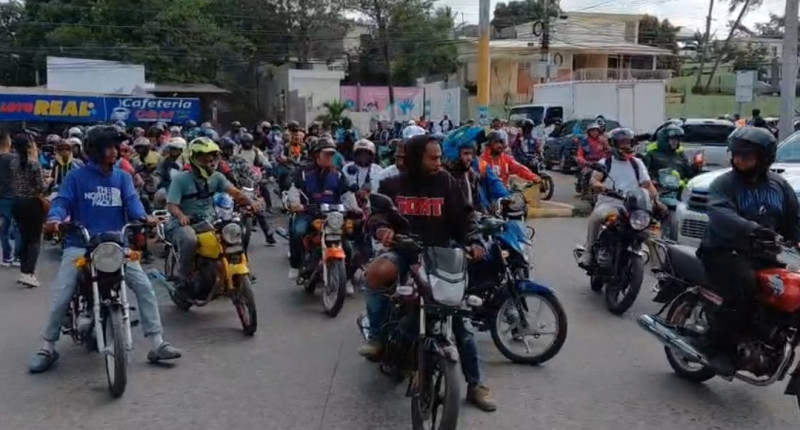 Motoconchistas protestan en Santiago; denuncian exclusión de subsidios y rechazan doble casco