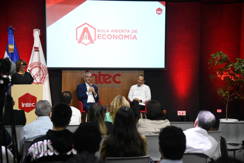 Consejo de Abinader a estudiante con aspiraciones políticas: “Desarróllate en el sector privado”