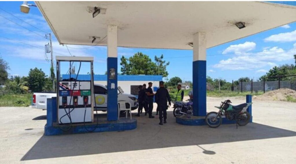 Cierran una estación de combustible en Azua y dos Montecristi por vender gasolina de baja calidad