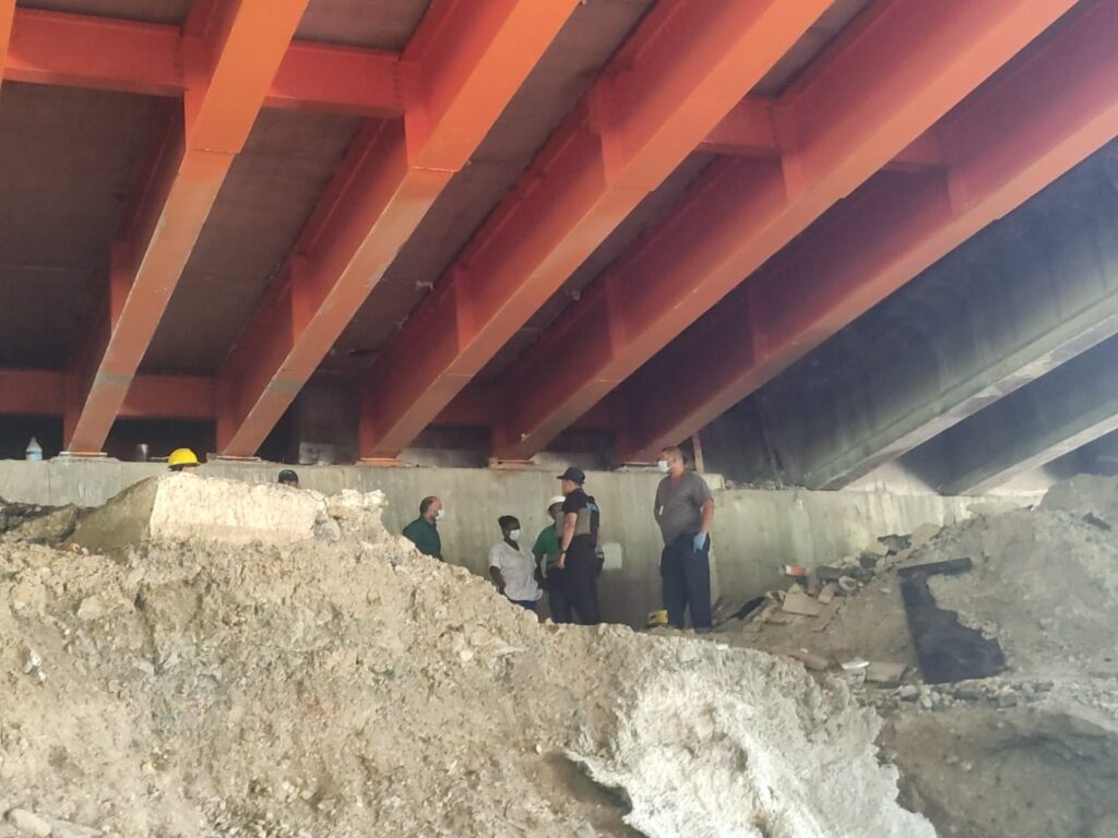 Hallan cuerpo calcinado debajo del puente del río Burende en La Vega