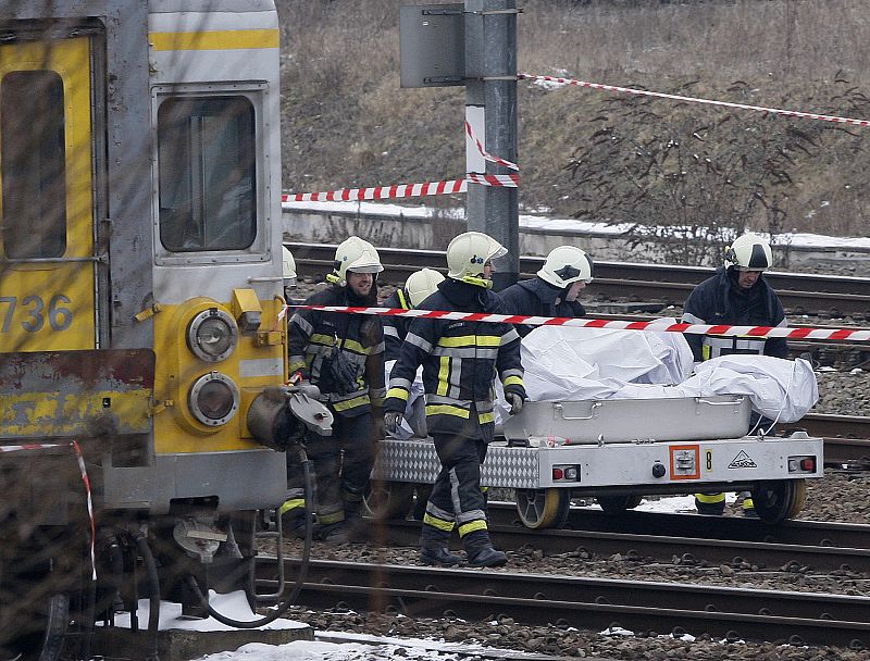 Al menos cuatro muertos en la colisión entre un minibús escolar y un tren en Bélgica