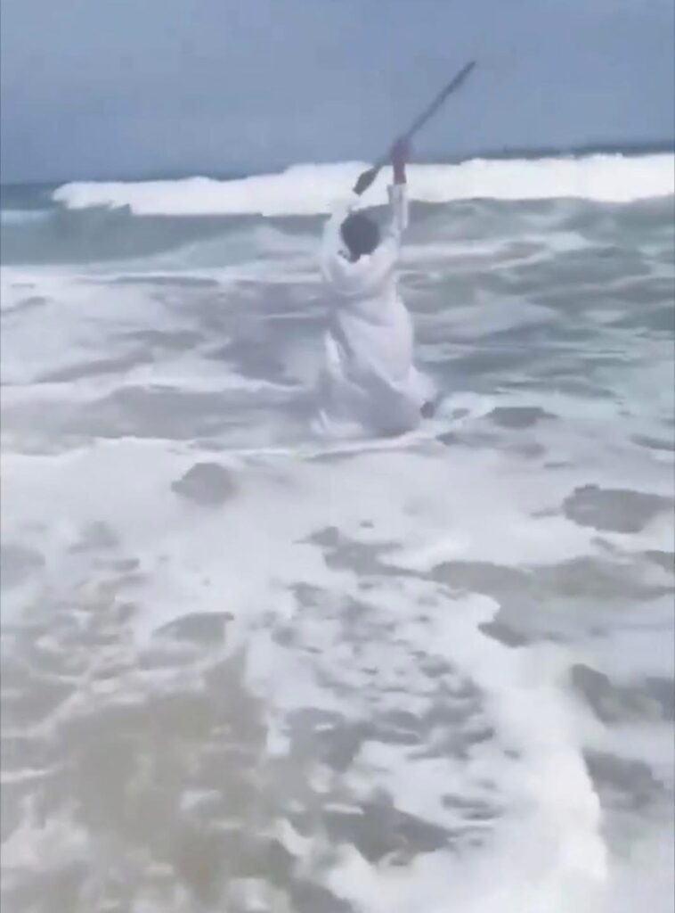 Falso “Moisés” termina huyendo del mar tras intentar dividir las aguas