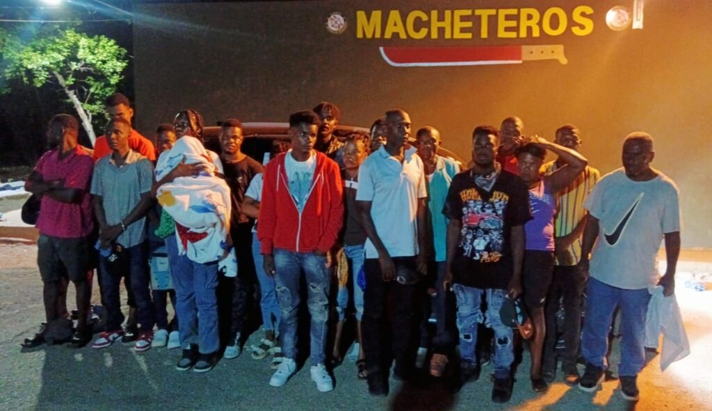 Ejército intercepta vehículos con 27 haitianos indocumentados en Valverde