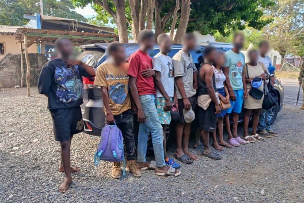 Detienen a dos dominicanos por traficar a extranjeros indocumentados a bordo de una jeepeta