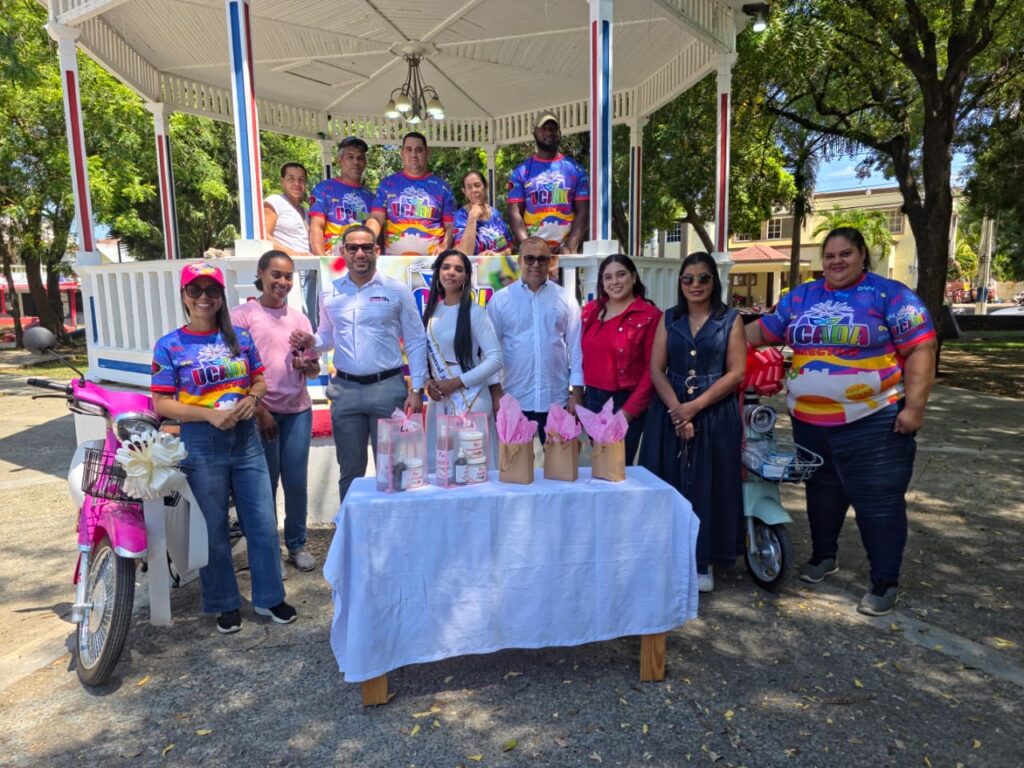 Empresario Julio González entrega motocicleta a Virreina del Carnaval Dajabón 2026