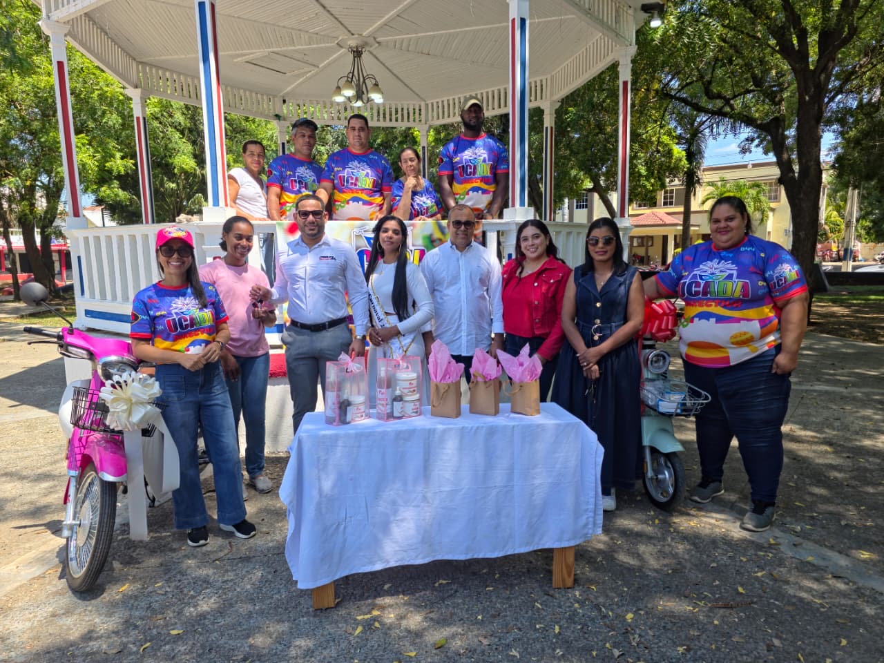 Empresario Julio González entrega motocicleta a Virreina del Carnaval Dajabón 2026