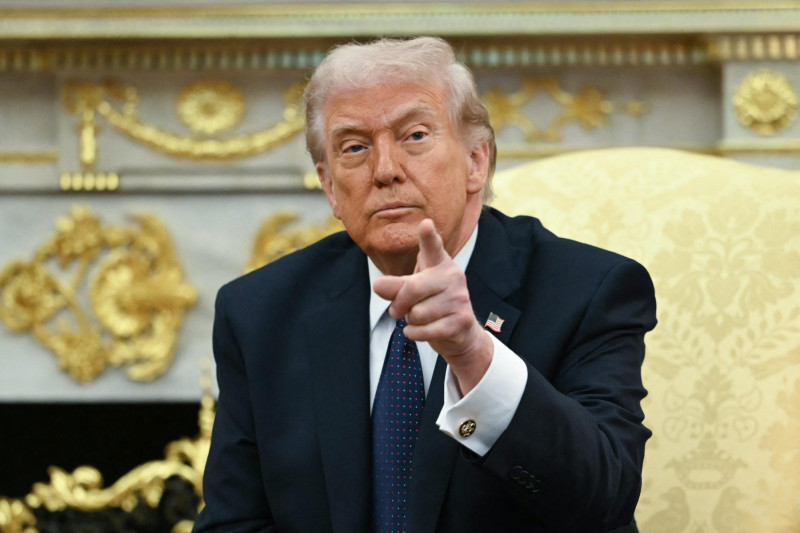 Trump anuncia ataques a Irán y advierte que controlará el crudo iraní como con Venezuela
