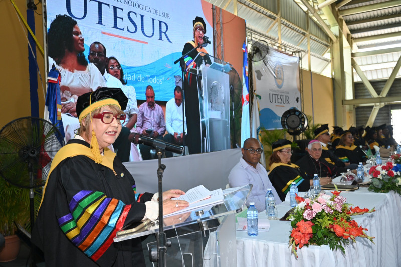 UTESUR gradúa 462 nuevos profesionales y anuncia cancha multiuso en Azua