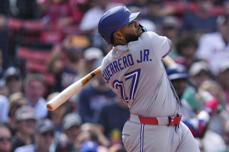 Vladi Jr. da su primer jonrón desde el 17 de mayo y Toronto vence Medias Rojas.