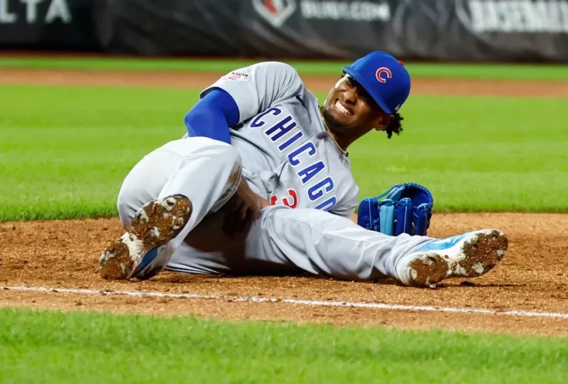Edward Cabrera, pitcher de los Cubs, sale en camilla por lesión en la pierna izquierda