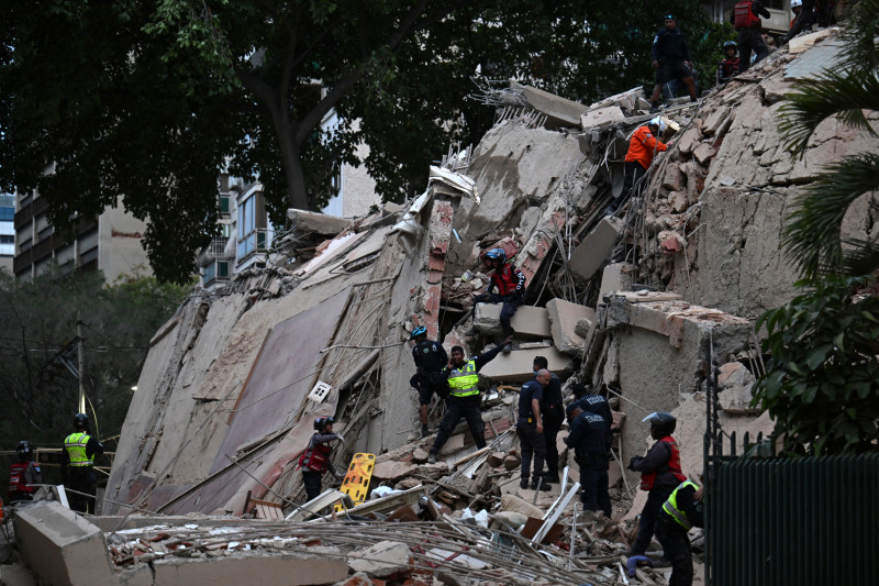 Edificios destruidos, heridos y pánico por dos fuertes sismos en Venezuela