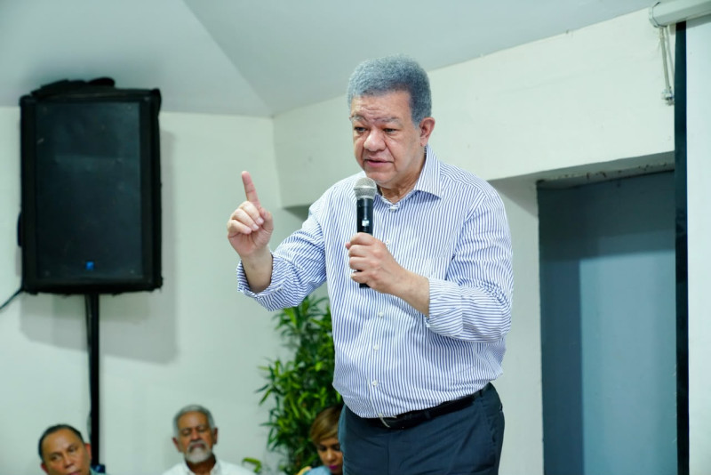 Leonel Fernández exige al Gobierno bajar gasolina tras barril de petróleo volver a costar a US$70