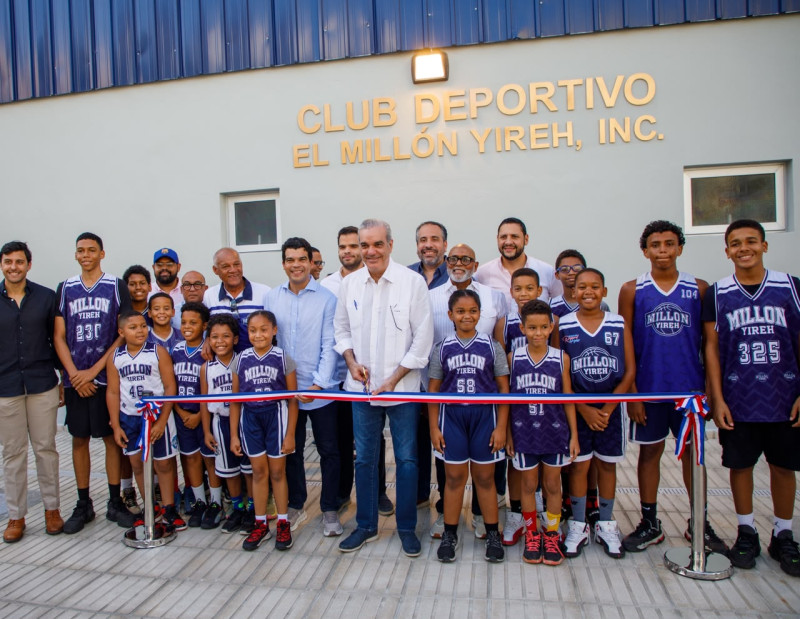 Abinader entrega renovados techados del club deportivo El Millón Yireh y 30 de Mayo