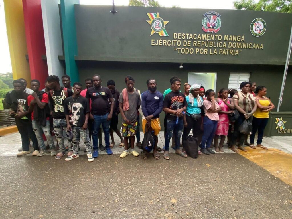 *Ejército  intercepta vehículo utilizado para el transporte ilegal de 14 extranjeros en Guayubín*