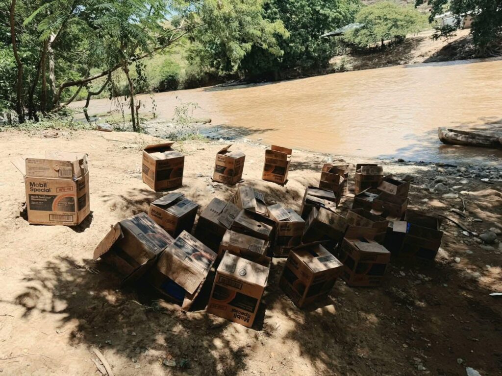 Ejército se incauta de un contrabando de aceite de motor introducido desde Haití en canoas a la zona de Pedro Santana