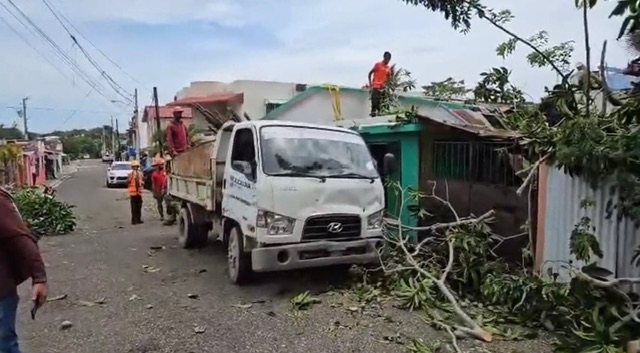 Autoridades y organismos de socorro continúan labores de recuperación en Loma de Cabrera tras fuertes lluvias y vientos