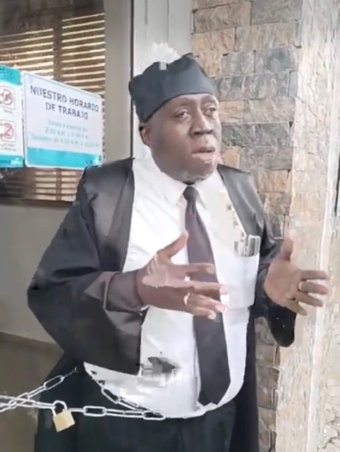 Abogado y comunicador se encadena frente a Edenorte en Dajabón en protesta por altas facturaciones eléctricas