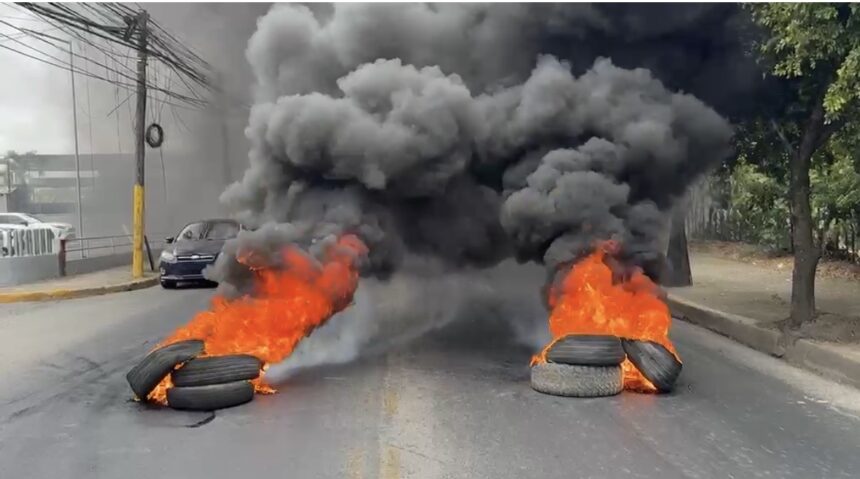 Falpo protesta en el sector Carmen Añil de San Francisco de Macorís exigiendo arreglo de calles y otras obras
