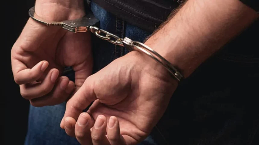 Condenan a hombre que golpeó y estranguló a su expareja en Santiago