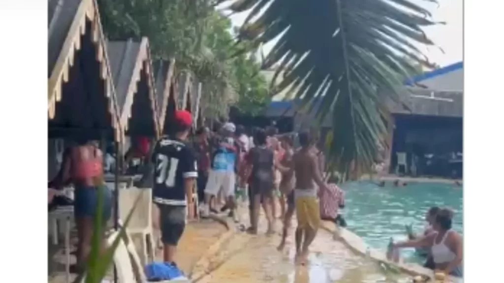 Riña a botellazos en parque acuático de Santiago deja al menos siete heridos, incluidos menores