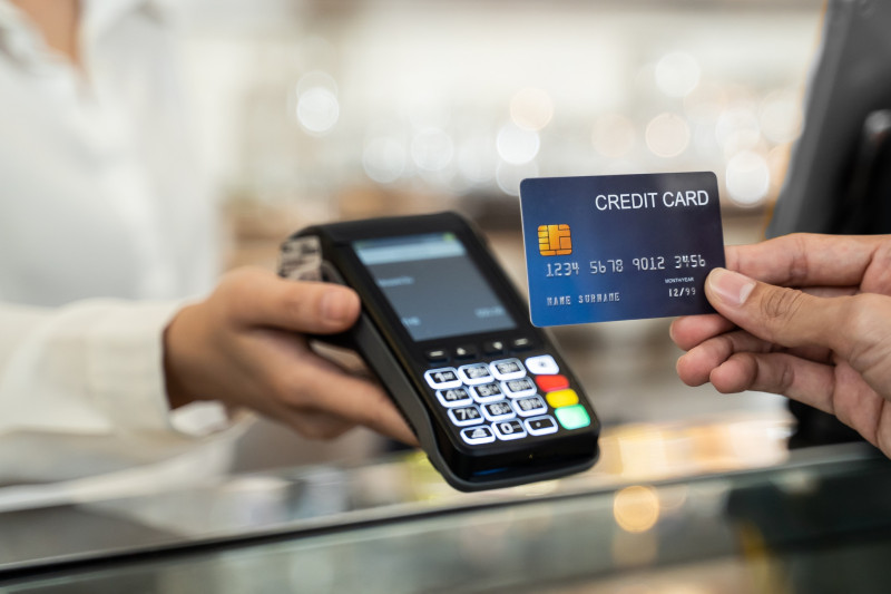 Alzas a transferencias y cheques podrían aumentar el costo de vida, según economistas