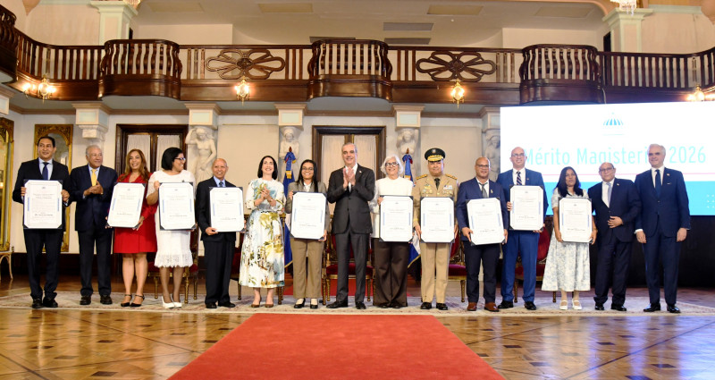 El Presidente reconoce a 16 maestros por su labor