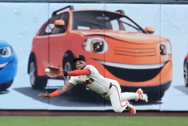 Adames conecta jonrón y Gigantes vencen 8-2 a los Rockies para abrir serie