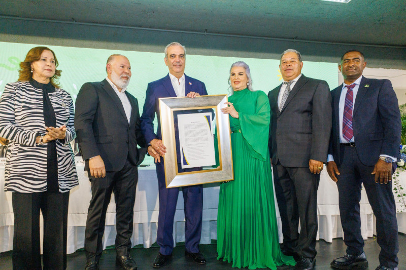 Abinader destaca apoyo al comercio y anuncia nuevas obras para responder al crecimiento de Santiago
