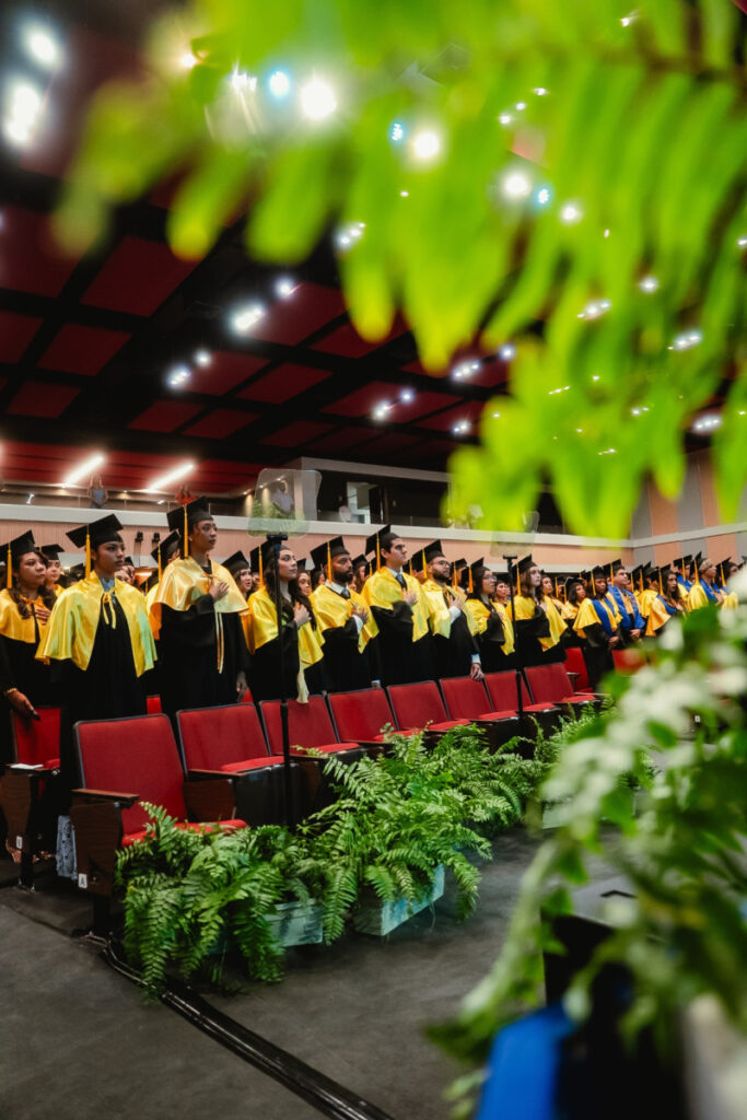 Unibe entrega al país 683 nuevos profesionales