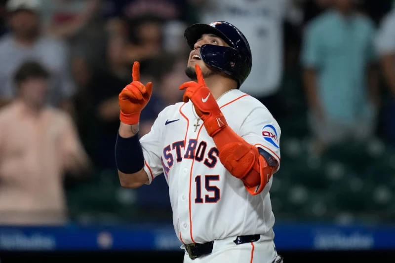 Álvarez y Paredes batean jonrones al hilo en triunfo de Astros sobre Marlins