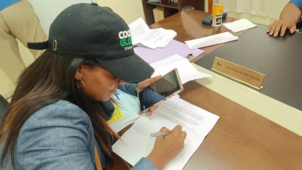 Alcaldía de Dajabón entrega documentos solicitados por comunicadora al amparo de la ley de transparencia.