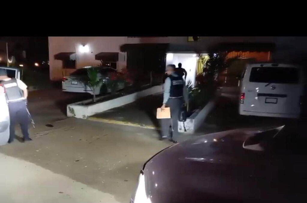 DNCD y Ministerio Público ejecutan múltiples allanamientos en Dajabón y Loma de Cabrera; ocupan presuntas drogas, arma de fuego, dinero y celulares