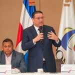 Yayo Sanz Lovatón presenta libro que recoge dos décadas de reflexiones sobre política e institucionalidad