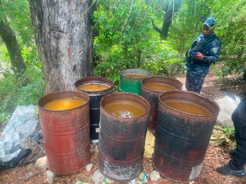 Desmantelan en Azua fábrica clandestina con más de 25 mil litros de alcohol adulterado