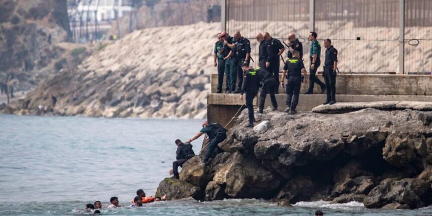 España refuerza seguridad en Ceuta tras ingreso masivo de migrantes desde Marruecos