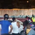Joven motociclista muere aplastado tras chocar con una patana en Santiago