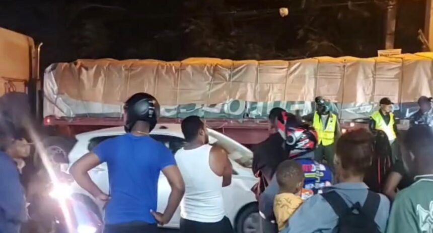 Joven motociclista muere aplastado tras chocar con una patana en Santiago