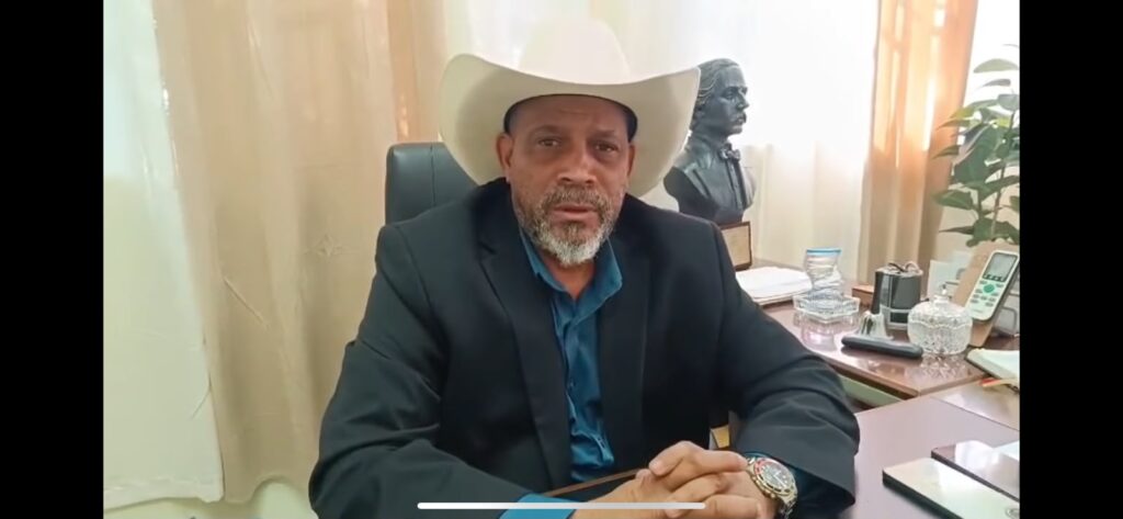 Alcalde Santiago Riveron llama a la calma ante crisis en recogida de basura tras la salida de varias unidades recolectoras por problemas mecánicos.