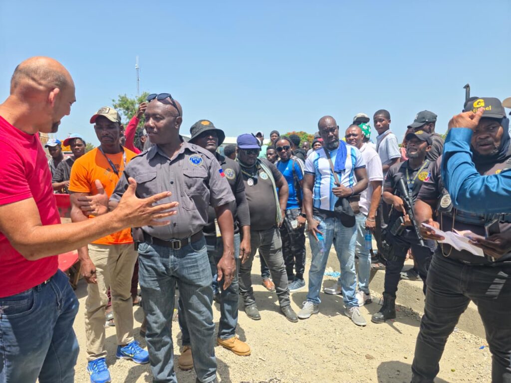Transportistas haitianos bloquean acceso al puente binacional en rechazo a nuevo cobro municipal