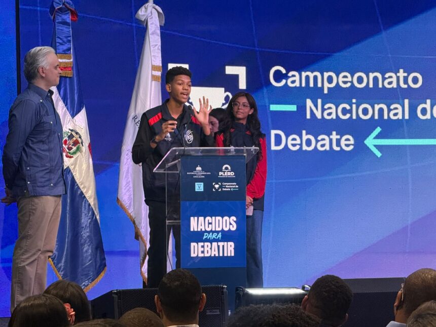 Estudiantes ponen a prueba su capacidad de argumentación ante el ministro de Educación en el Campeonato Nacional de Debate