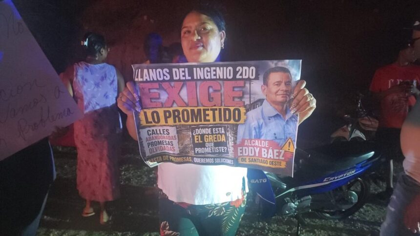 Comunitarios incendian neumático y protestan por asfaltado de calles en Santiago Oeste