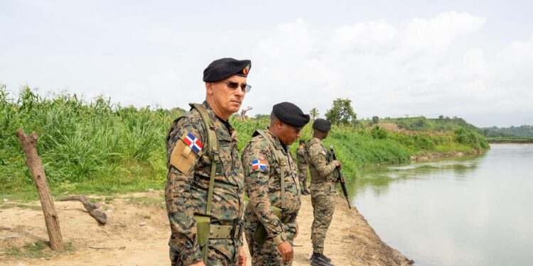 Comandante del Ejército supervisa destacamentos y puestos fronterizos en Elías Piña
