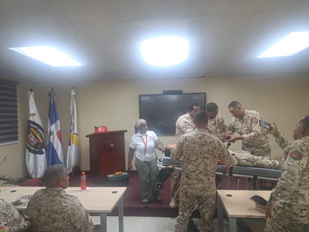 Cruz Roja de Dajabón capacita a militares en primeros auxilios y respuesta a emergencias