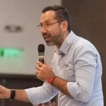 Ministro colombiano es blanco de críticas por tomar vacaciones en plena crisis por terremoto